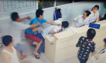 Hà Nội: Côn đồ hành hung, bắt bác sĩ quỳ xin lỗi tại bệnh viện