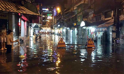 Hà Nội: Mưa như thác đổ, nhiều tuyến phố biến thành sông