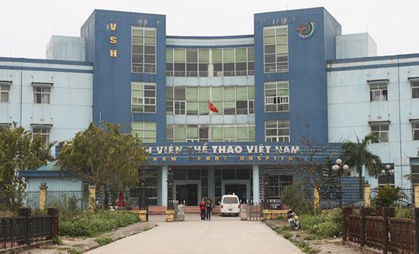 Hà Nội: Côn đồ hành hung, bắt bác sĩ quỳ xin lỗi tại bệnh viện - Ảnh 1.