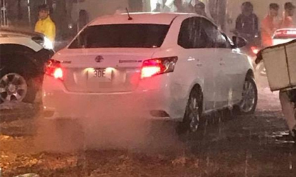 Trong mưa lụt, tài xế ô tô phóng xe vô ý thức cuốn trôi bà lão bán hàng nước khiến nhiều người bức xúc