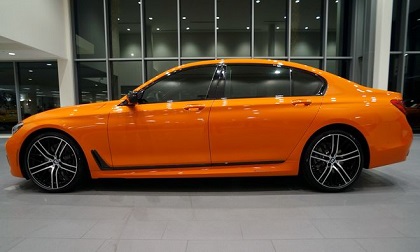 Ô tô BMW 750i màu cam độc đáo có giá 3 tỷ đồng