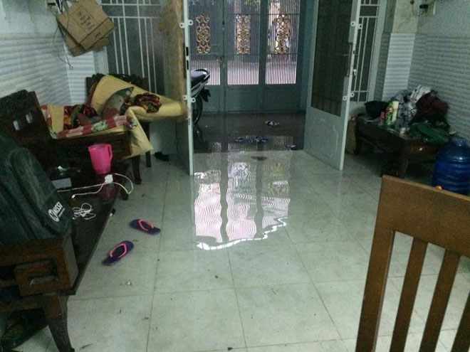 Sài Gòn mưa 15 phút, nhiều tuyến phố thành “sông” - 4