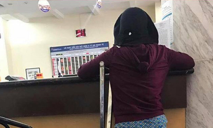 Không biết chữ, đôi chân chẳng lành lặn, người mẹ khiến bao người cảm phục vì một câu nói giữa ngân hàng