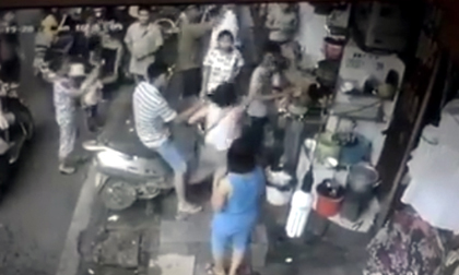 Hà Nội: Khách hàng và nữ nhân viên 15 tuổi đánh nhau tại quán chè 40 năm