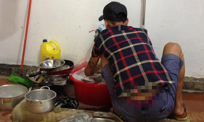 Anh chồng xăm trổ vừa rửa bát vừa đáp trả bạn 'Tao lấy vợ về không phải để làm osin'