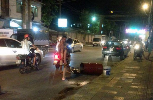 Nổ thùng phuy, hai chân người đàn ông bị dập nát - 1
