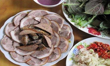 Đến nhà bạn gái được tiếp đãi món thịt chó, chàng trai mắng bố người yêu là 'đồ dã man' rồi đòi chia tay