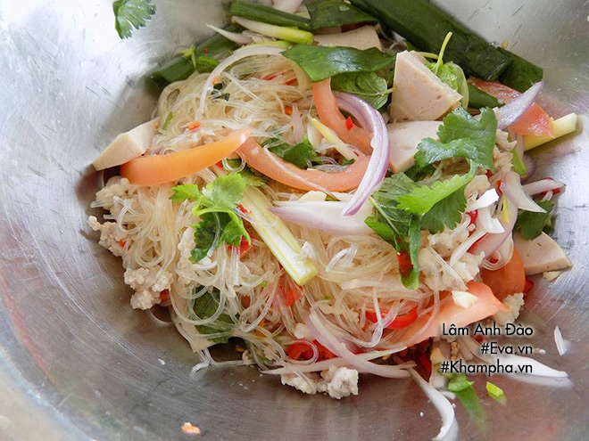 troi nong chang muon an gi, vao bep lam ngay mot dia mien tron - 8