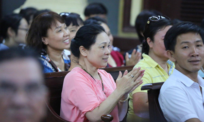 Người thân của Phương Nga vỗ tay khi tòa cho rằng lời khai của ông Mỹ có nhiều mâu thuẫn