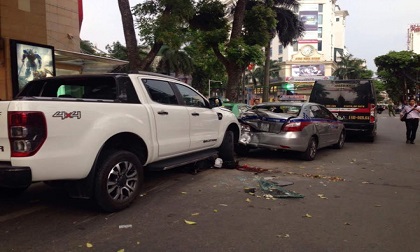Chục người nhấc Ford Ranger cứu 2 nạn nhân bị cuốn vào gầm xe
