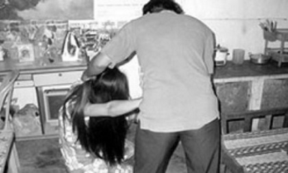 Nghi bị “cắm sừng”, chồng nổi cơn ghen đánh vợ tử vong