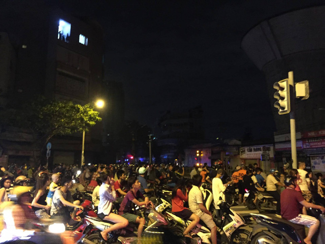Cháy lớn kèm nhiều tiếng nổ trong nhà kho ở cảng Sài Gòn - Ảnh 9. Cháy lớn kèm nhiều tiếng nổ trong nhà kho ở cảng Sài Gòn - Ảnh 9.