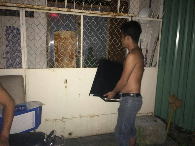 Cháy lớn kèm nhiều tiếng nổ trong nhà kho ở cảng Sài Gòn - Ảnh 10. Cháy lớn kèm nhiều tiếng nổ trong nhà kho ở cảng Sài Gòn - Ảnh 10.