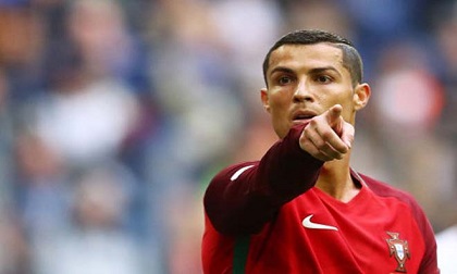 Ronaldo “bung lụa”: Scandal bủa vây, vẫn số 1 thế giới