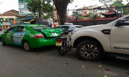 Hà Nội: Xe 'điên' đâm 5 ô tô, xe máy, 3 người thương vong