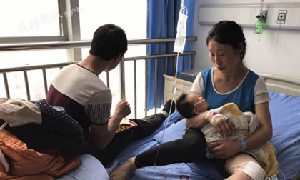 Bé trai 38 ngày tuổi cứu cả nhà thoát chết vụ lở đất kinh hoàng