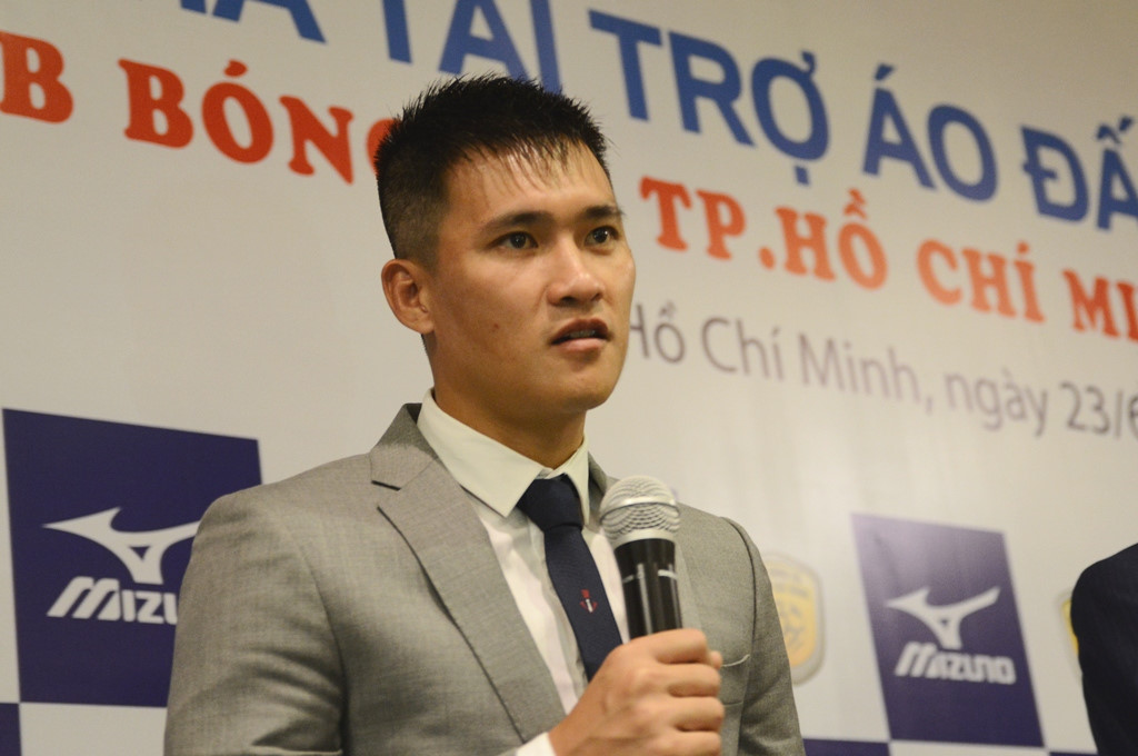Công Vinh, bầu Đức phản ứng bất ngờ với 'luật rừng' của Malaysia