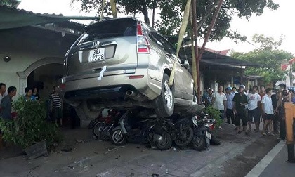 Ô tô 'điên' đè nghiến gần chục xe máy khi vào nhà hàng ở Hà Tĩnh 