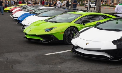 12 chiếc siêu xe hàng hiếm Lamborghini Aventador SV đủ màu sắc xuất hiện tại Mỹ