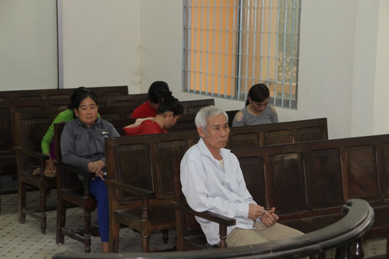 Bé gái bán vé số bị lão hàng xóm xâm hại đến có thai - 1