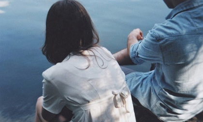 Đừng bao giờ hỏi anh: “Nếu mẹ anh và em cùng rơi xuống sông, anh sẽ cứu ai?”