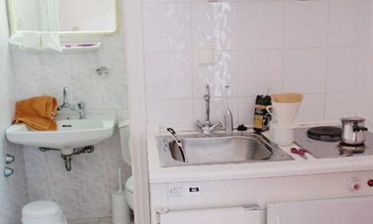 Nhà vệ sinh dùng thường ngày mà để thế này gia đình sớm muộn cũng bất hoà và nghèo hèn đi