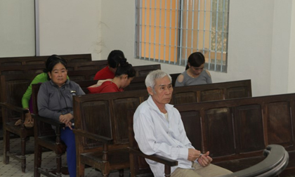 Bé gái bán vé số bị lão hàng xóm xâm hại đến có thai