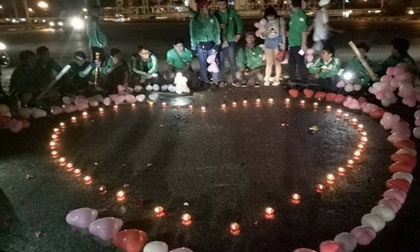 Được 500 anh em giúp sức, tài xế Grabbike đã có màn cầu hôn dưới mưa siêu lãng mạn