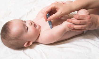 Khi trẻ sơ sinh bị sốt nên làm gì để con khỏi bệnh, mẹ yên tâm?