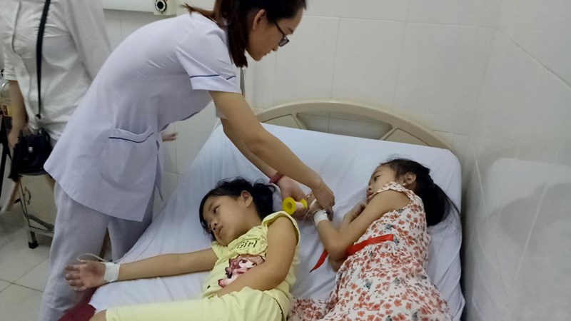 dau hieu va cach xu ly khi tre bi ngo doc - 1