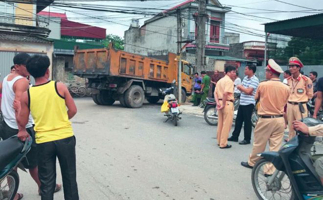 Hải Dương: Bé 18 tháng tuổi chơi trên vỉa hè bị xe tải cán tử vong - Ảnh 1.