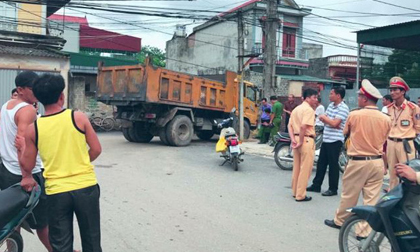 Hải Dương: Bé 18 tháng tuổi chơi trên vỉa hè bị xe tải cán tử vong