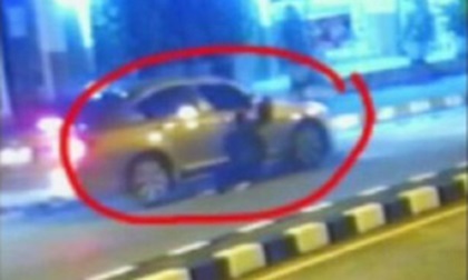 Phát hiện chồng chở bồ nhí, vợ quyết bám cửa xe và cái kết khiến nhiều người phẫn nộ