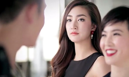 Chia tay 1 tháng, cô gái phát hiện người yêu cũ ôm ấp bạn thân trong quán karaoke