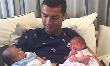 Cristiano Ronaldo hạnh phúc khoe cặp song sinh lên mạng