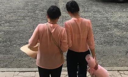 Hoa hậu Phương Nga cùng mẹ đến tòa sau khi tại ngoại
