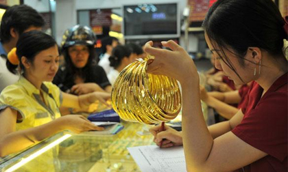 Giá vàng hôm nay 1/7: Chìm trong lo sợ, giao dịch cầm