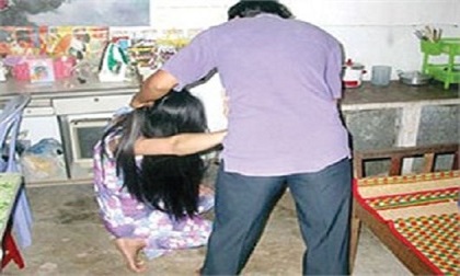 Chồng nhét giẻ vào miệng, dùng dao đâm vợ như 'kẻ thù' trong cơn ghen