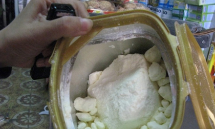 Bảo quản không đúng cách, sữa tiền triệu không vứt đi con uống cũng nguy hiểm tính mạng