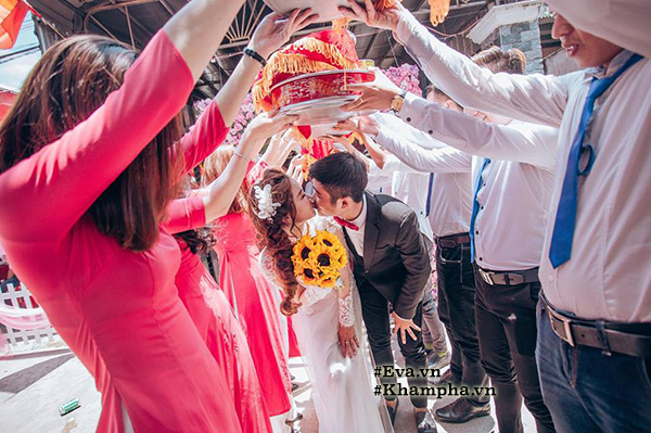 co dau xinh dep cung doi ban than be trap lay loi va long lay khien dan mang 