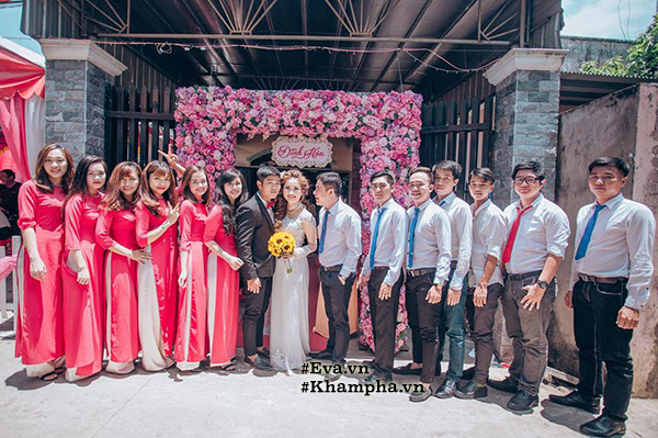 co dau xinh dep cung doi ban than be trap lay loi va long lay khien dan mang 