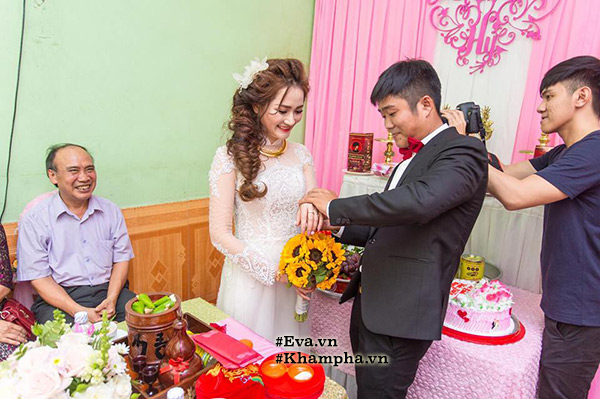 co dau xinh dep cung doi ban than be trap lay loi va long lay khien dan mang 