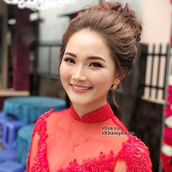 co dau xinh dep cung doi ban than be trap lay loi va long lay khien dan mang 