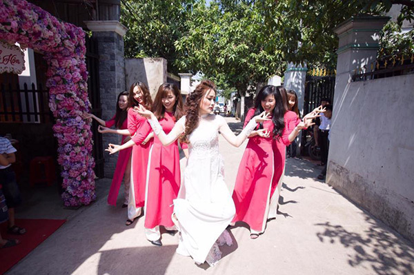 co dau xinh dep cung doi ban than be trap lay loi va long lay khien dan mang 