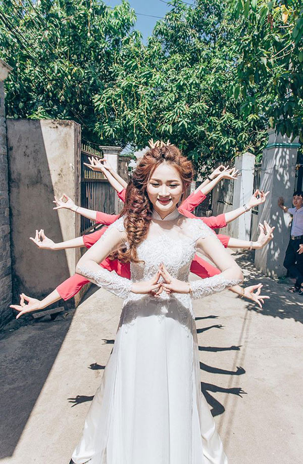 co dau xinh dep cung doi ban than be trap lay loi va long lay khien dan mang 