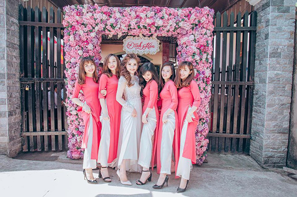 co dau xinh dep cung doi ban than be trap lay loi va long lay khien dan mang 