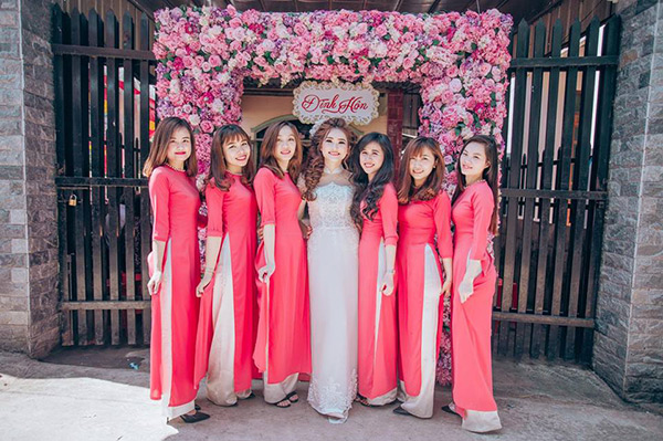 co dau xinh dep cung doi ban than be trap lay loi va long lay khien dan mang 