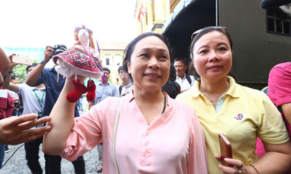Mẹ hoa hậu Phương Nga: 'Không mong gì hơn là được đón con về nhà'