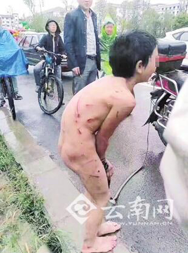 be trai 12 tuoi bi bo danh dap, troi tay, tran truong chay theo xe may duoi mua - 1