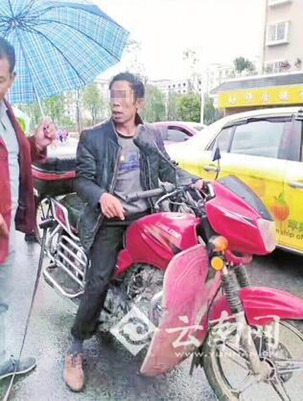 be trai 12 tuoi bi bo danh dap, troi tay, tran truong chay theo xe may duoi mua - 2